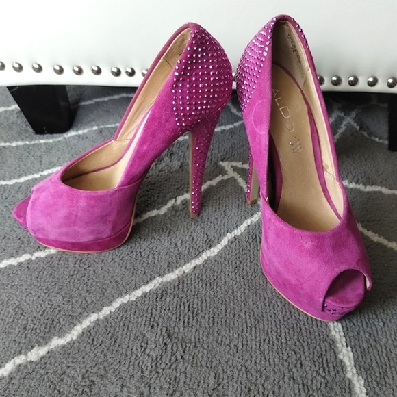 New Without Box Magenta Rhinestone Beaded Suede Peep Toe Heels 👠